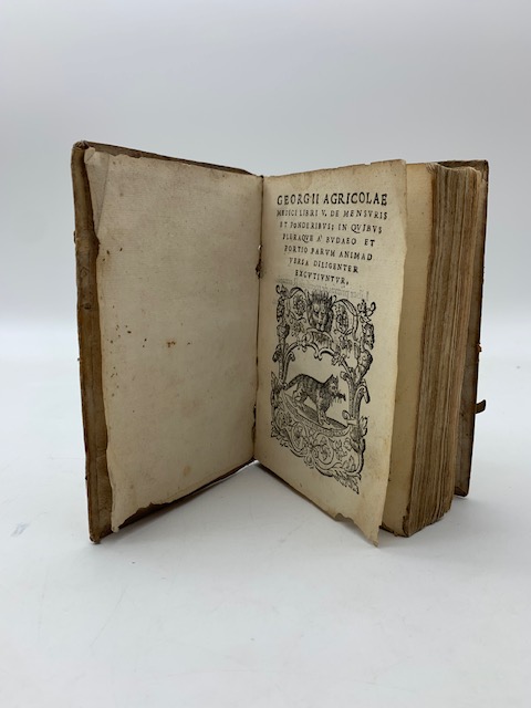 Georgii Agricolae medici libri V De mensuris et ponderibus in quibus pleraque a Budaeo et Portio...LEG. CON And. Alciati Libellus, de ponderibus et mensuris...